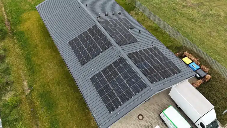 Diese 22,8 kWp-Solaranlage für eine moderne Wäscherei erreicht einen Anlagennutzungsgrad von 88,59 %.
