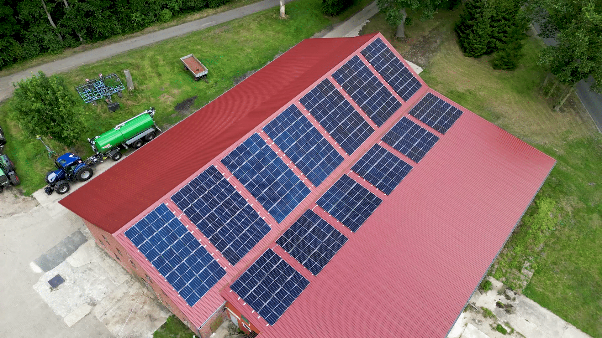 Photovoltaikanlage mit 96,9 kWp auf Scheune und Güllehalle eines Ackerbaubetriebs im Landkreis Rotenburg (Wümme), der Strom speist Satelliten-BHKW und Trocknungsanlage
