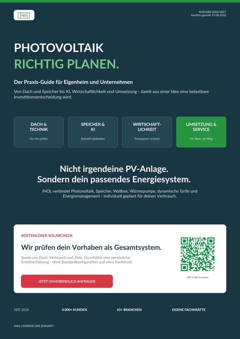 Titelseite der INOL-Broschüre auf dunkelblauem Grund. Oben links das INOL-Logo, rechts die Angaben Ausgabe 2026/2027 und fachlich geprüft am 27.08.2026. Als Überschrift steht „Photovoltaik richtig planen." in Weiß und Grün, darunter der Untertitel „Der Praxis-Guide für Eigenheim und Unternehmen". Vier Kacheln nennen Dach und Technik, Speicher und KI, Wirtschaftlichkeit sowie Umsetzung und Service. Eine weiße Box enthält den Hinweis auf den kostenlosen Solarcheck mit QR-Code und roter Schaltfläche.