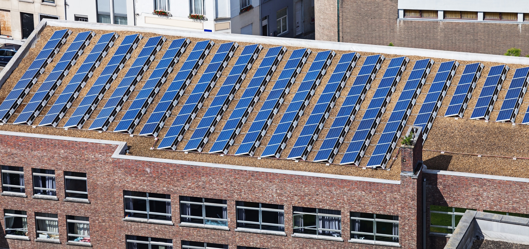 Solarmodule auf einem Verwaltungsgebäude oder Bürogebäude