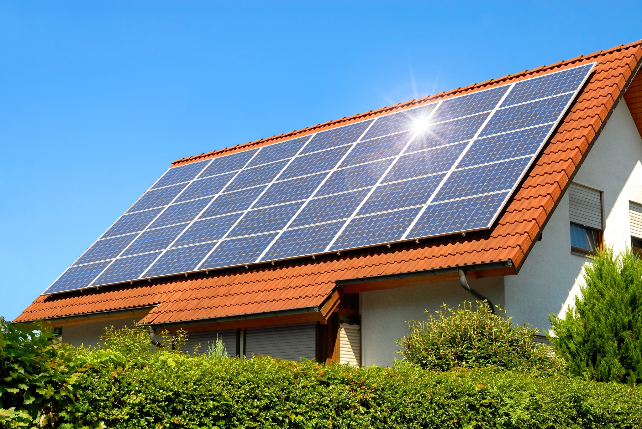 Photovoltaikanlage montiert auf einem Eigenheim - Strom selbst aus Sonne erzeugen