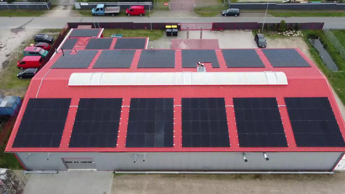 Große Hallendachfläche mit Photovoltaikanlage auf einem mittelständischen Produktionsbetrieb in Bremervörde – Solarstrom für Lebensmittelverarbeitung, Kunststoff und Druck. INOL GmbH als regionaler Energiepartner.