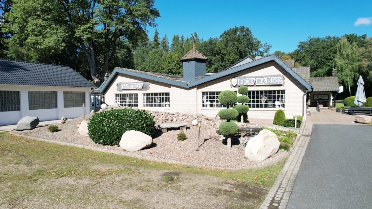 Außenansicht von Hof Barrl Restaurant Gästehaus Festsäle in Schneverdingen