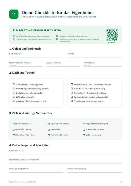 Innenseite mit der Kapitelnummer 11 und der Überschrift Deine Checkliste für das Eigenheim. Oben ein grüner Kasten mit vier Punkten, die zum Beratungstermin bereitliegen sollen, daneben ein QR-Code zum Solarcheck. Darunter vier nummerierte Abschnitte zum Ausfüllen, Objekt und Verbrauch, Dach und Technik, Ziele und künftige Verbraucher sowie eigene Fragen und Prioritäten, jeweils mit Linien und Ankreuzfeldern. Die Fußzeile nennt die Seitenzahl 13.