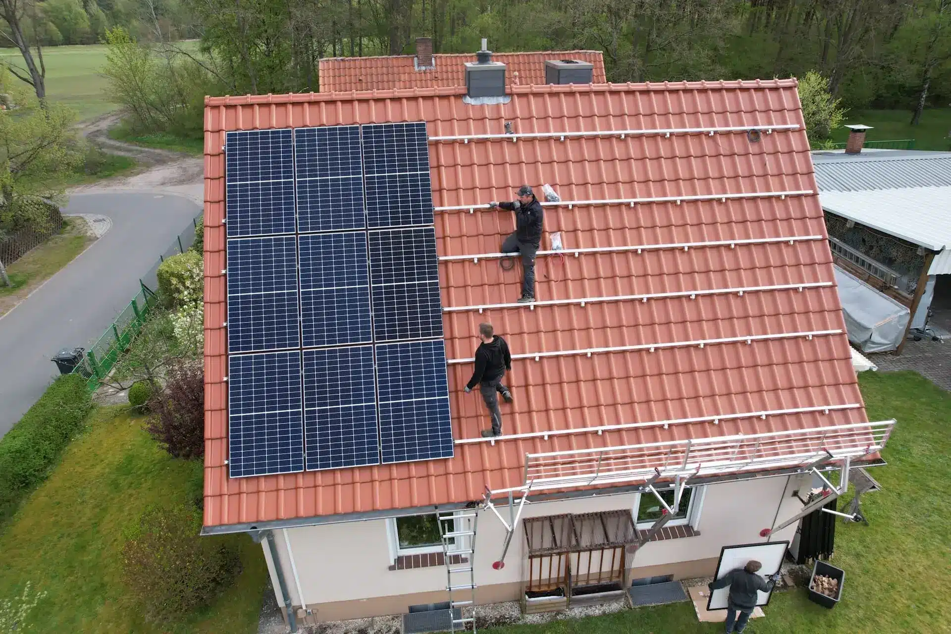 INOL-Fachkräfte bei der Montage von Solarmodulen auf einem Hallendach in Bremervörde – fest angestellte Dachdecker und Elektriker installieren PV-Anlagen ohne Subunternehmer. Photovoltaik-Montage durch INOL GmbH.